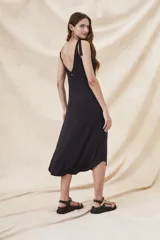 Vestido largo negro de morley con breteles finos con nudo y escote en V.