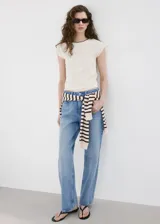 Jeans de denim de corte recto y tiro medio, en color azul clásico con efecto desteñido.