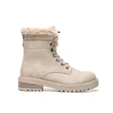 Borcegos de estilo urbano en color beige, confeccionados en material símil cuero. Presentan cordones al tono, ojales metálicos, cierre lateral interno y detalle de piel sintética en el borde superior. Cuentan con suela de goma con relieve antideslizante y taco medio con acabado símil madera.