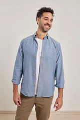 Camisa de manga larga en color azul, con cuello button-down, bolsillo frontal y botones de madera.