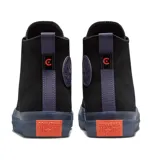 Botas Converse Chuck Taylor All Star CX HI, color negro con detalles en violeta y suela azul traslúcida.