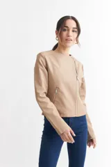 Campera corta color beige con cierre frontal asimétrico y cuello mao.