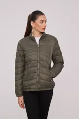Campera puffer verde militar con cierre frontal y bolsillos laterales con cierre.