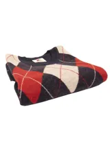 Sweater azul marino con cuello en V y diseño argyle en tonos rojo, beige y negro.