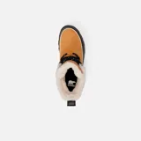 Bota de invierno Sorel modelo Tivoli V, confeccionada en gamuza impermeable color curry con refuerzos de goma negra en la base y el talón. Presenta interior forrado en piel sintética, cierre con cordones y suela de goma dentada color marrón.