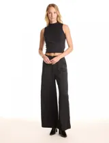 Top sin mangas color marrón con brillo, de cuello alto y corte ajustado.