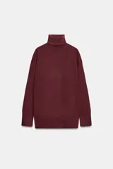 Jersey de corte oversize confeccionado en lana 100%, con cuello subido y manga larga.
