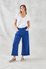 Pantalón jean azul de corte ancho, con tiro medio y bolsillos delanteros y traseros.