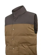 Chaleco acolchado bicolor de diseño puffer, con combinación de color marrón y gris oscuro en la parte superior. Presenta cuello alto, cierre frontal de broches a presión y amplios bolsillos frontales con solapa.