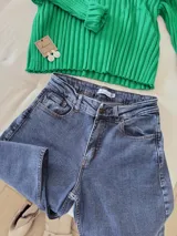 Pantalón de jean azul de corte wide leg.