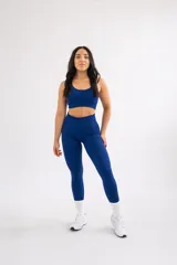 Calza larga color tostado, de tiro alto y corte ajustado.