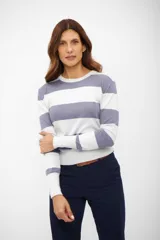 Buzo de tejido de punto con cuello redondo, manga larga y diseño a rayas horizontales anchas en blanco y lila/malva. El calce es regular.