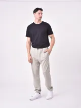 Pantalón de jogging negro con cintura elástica ajustable mediante cordón, bolsillos laterales y puños elásticos en los tobillos.