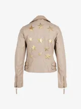 Chaqueta de cuero color lila, estilo biker, con cierre asimétrico y detalles de cremalleras plateadas.