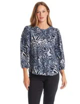 Buzo de tejido soft con estampado animal print abstracto en tonos azules y negros. Presenta cuello redondo, mangas largas con hombros ligeramente fruncidos y puños elásticos.