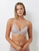 Soutien de lycra color piel, sin aro y con copa formada.