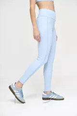 Calza deportiva celeste con cintura alta y compresión media.