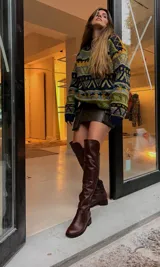 Bota bucanera de cuero color marrón chocolate, con lycra en la parte trasera y suela con taquito interno de 3cm.