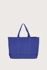Bolso tipo tote bag azul con textura acanalada y asas de hombro.