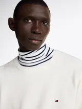 Sweater de punto texturizado color blanco, con cuello redondo, puños y bajo acanalados. Presenta un corte regular con hombros ligeramente caídos y el logo de la marca bordado en el pecho.