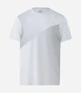 Remera deportiva de hombre, color gris claro, con cuello redondo y manga corta. Presenta un sutil efecto degradado o panel de color más claro en la zona del pecho.