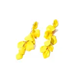 Aros colgantes amarillos con forma de pétalos unidos por pequeñas cadenas doradas.