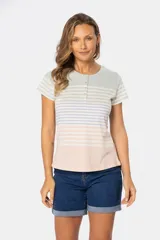 Remera rayada de manga corta con cuello redondo y cierre frontal parcial con botones.