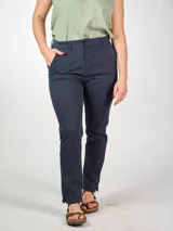 Pantalón de vestir azul marino, de corte slim, tiro alto, de gabardina elastizada. Detalle en V en zona de pretina trasera. Bolsillos traseros falsos y terminación de cortes en el bajo.