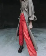 Pantalón de cuero celeste de tiro alto y silueta recta, con bolsillos y cierre frontal.