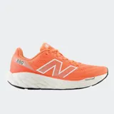 Championes de running New Balance modelo 880 v14, color naranja con detalles en blanco. Presentan una parte superior de malla técnica transpirable y una entresuela de doble capa con tecnología Fresh Foam X para mayor amortiguación.
