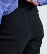 Pantalón capri de corte ajustado, confeccionado en bengalina, con diseño básico y liso.
