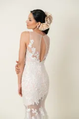 Vestido largo de tul blanco con apliques florales bordados, corte sirena y cuerpo con viso color natural.