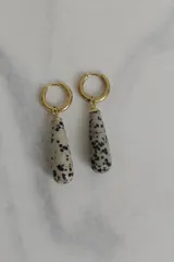 Aros tipo argolla con dije colgante en forma de gota de piedra natural en tonos marrones. Fabricados en acero quirúrgico dorado.