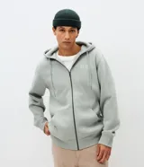 Campera con capucha de felpa color verde militar, con cierre frontal completo, bolsillos tipo canguro y estampa en el pecho.