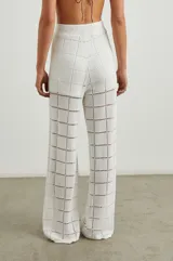 Pantalón blanco de tiro alto y pierna ancha con cintura fruncida con cordón, diseño de rejilla de puntada abierta y forro corto.