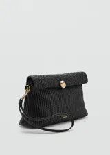 Bolso de mano mediano color negro, confeccionado con tejido trenzado tipo rafia. Cuenta con solapa frontal con cierre de botón a presión metálico dorado, asa de muñeca desmontable y detalle de logo grabado en dorado.