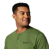 Remera tipo henley de manga corta en color verde oliva, con cuello redondo y cierre frontal de tres botones. Presenta el logo de la marca bordado en el pecho.