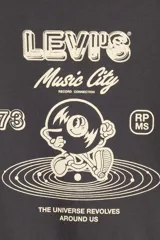 Remera Levi's de corte relajado, color gris oscuro, con cuello redondo, mangas cortas y estampado frontal de estilo retro con la inscripción "Levi's Music City" y un personaje animado sobre un disco de vinilo.