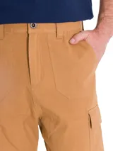 Pantalón cargo Caterpillar Heritage Straight color marrón, de corte regular y estilo utilitario, con múltiples bolsillos laterales y traseros con solapa.