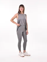 Musculosa deportiva de mujer color verde militar, con cuello redondo y diseño holgado.