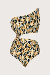 Trikini de una sola pieza con estampado de hojas en tonos mostaza, negro y blanco. Presenta un diseño asimétrico con un solo hombro y recortes laterales unidos por un adorno metálico dorado con forma de hoja.