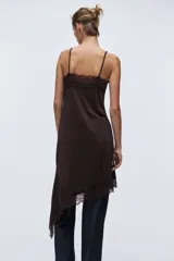 Vestido midi de punto interlock con breteles finos, escote en V y bajo asimétrico, decorado con ribetes de encaje en el escote y el ruedo.