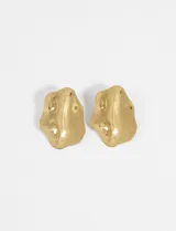 Aros colgantes de acero inoxidable color dorado con forma irregular.