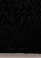 Polo de manga corta con textura gofrada, cuello clásico y cierre frontal de botones. Confeccionado en tejido de punto fino.