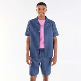 Bermuda de seersucker azul con diseño de rayas verticales blancas, de corte recto y con cordón ajustable en la cintura.