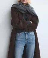 Pantalón de jean de corte recto y tiro medio, con diseño clásico de cinco bolsillos y cierre frontal con botón y cremallera. Presenta un acabado en tono azul medio con sutiles desgastes.