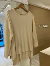 Remerón blanco de manga larga confeccionado en morley y viscosa.