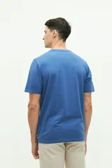 Remera de manga corta color beige, con corte regular y pequeño diseño bordado en el pecho.