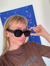 Lentes de sol negros de acetato, con forma rectangular y patillas anchas con el logo de la marca.