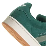 Championes Adidas Campus 00S de gamuza verde oscuro, con las tres franjas características en gris claro y la palabra "CAMPUS" estampada en dorado. Tienen una suela gruesa de goma color crema y cordones a tono.